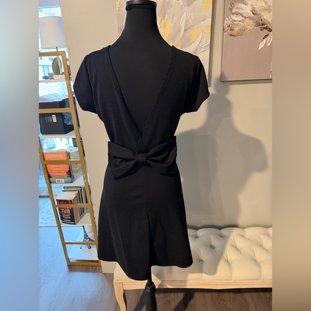 Elegant Black Mini Dress with Bow Detail size Large-XL